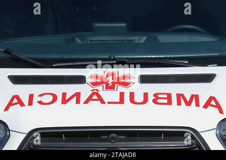 description détail de la voiture ambulance générique, avec des lettres rouges en portugais : ambulancia Banque D'Images