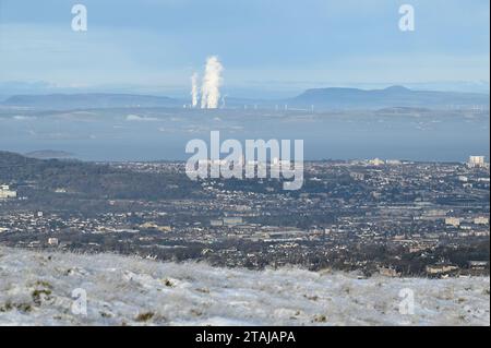 Édimbourg, Écosse, Royaume-Uni. 1 décembre 2023. La neige arrive dans le parc régional de Pentland. Une vue sur la ville et le quatrième estuaire jusqu'aux cheminées industrielles de Fife. Crédit : Craig Brown/Alamy Live News Banque D'Images