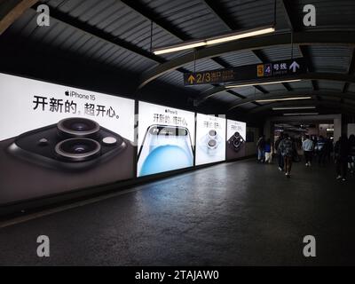 Les nouvelles annonces iPhone 15 Dynamic Island & Lens Subway d'Apple à Shanghai en Chine Banque D'Images