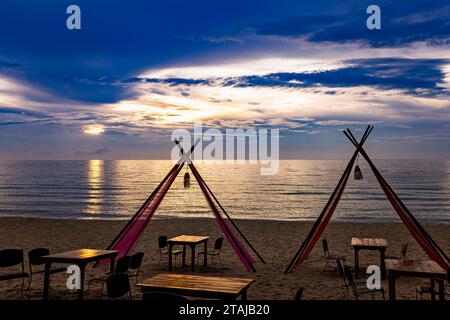 Paysage du lever du soleil sur la plage de Chaweng, Ko Samui, Thaïlande Banque D'Images