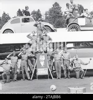 Personnel de la station-service Retro Esso. Une photo amusante des années 1960 où un groupe d'hommes dans les vêtements de l'entreprise se tiennent debout et saluent. Au milieu, le classique Esso Drop. La société Svenska Esso était une marque en Suède entre les années 1939 à 1987, lorsque les stations ont changé de nom pour le nouveau nom du propriétaire Statoil, et est maintenant sous la marque Circle K. Sweden 1960s. Kristoffersson réf. DC98-1 Banque D'Images