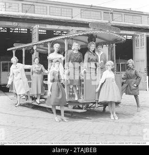 La mode dans les années 1950 Mannequins féminins portant la mode typique des années 1950 posant sur un vieux tram. 1959 Banque D'Images