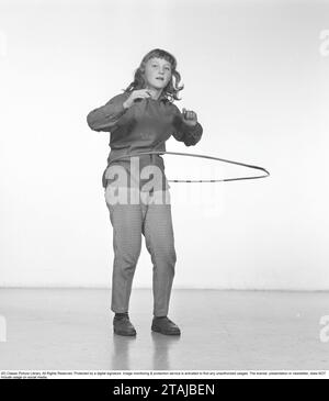 Dans les années 1950 Une fille Hula Hooping. Un engouement qui a culminé en 1958 avec quelque 20 millions d’anneaux hula Hoop vendus en moins de quatre mois aux USA. Suède 1957 Banque D'Images