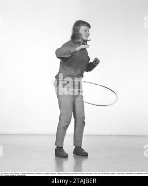 Dans les années 1950 Une fille Hula Hooping. Un engouement qui a culminé en 1958 avec quelque 20 millions d’anneaux hula Hoop vendus en moins de quatre mois aux USA. Suède 1957 Banque D'Images