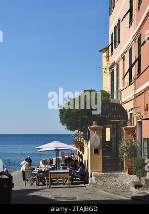 Boccadasse est un village balnéaire pittoresque au cœur de Gênes. Depuis la terrasse de l'église de Sant'Antonio, vous pourrez admirer la vue sur la mer. Banque D'Images