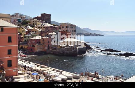 Boccadasse est un village balnéaire pittoresque au cœur de Gênes. Depuis la terrasse de l'église de Sant'Antonio, vous pourrez admirer la vue sur la mer. Banque D'Images