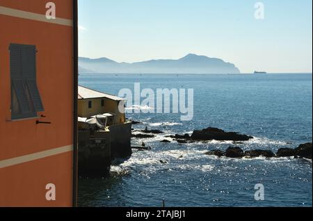 Boccadasse est un village balnéaire pittoresque au cœur de Gênes. Depuis la terrasse de l'église de Sant'Antonio, vous pourrez admirer la vue sur la mer. Banque D'Images