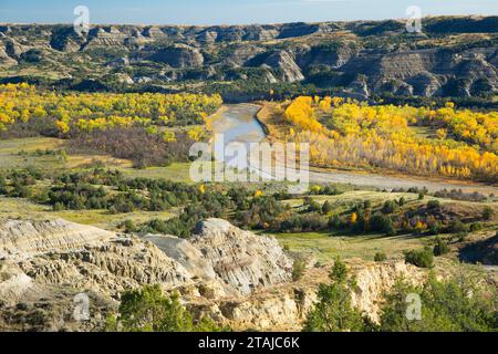 Little Missouri River from River Bend Overlook, Theodore Roosevelt National Park-North Unit, Dakota du Nord Banque D'Images