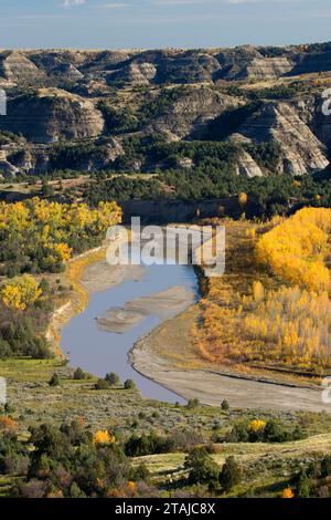 Little Missouri River from River Bend Overlook, Theodore Roosevelt National Park-North Unit, Dakota du Nord Banque D'Images