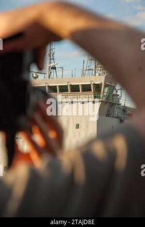 en regardant par-dessus l'épaule d'un photographe, il est flou, sujet mis au point Banque D'Images