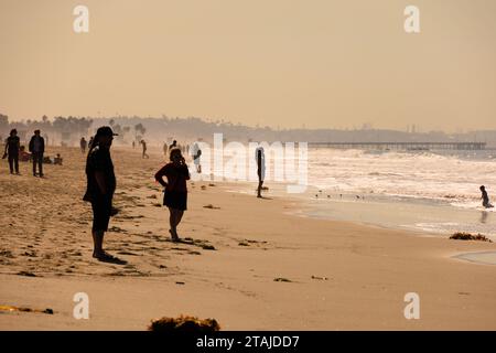 Silhouettes de personnes debout sur la plage alors que le soleil se couche. Santa Monica, Californie, États-Unis d ' amérique. ÉTATS-UNIS. Octobre 2019 Banque D'Images