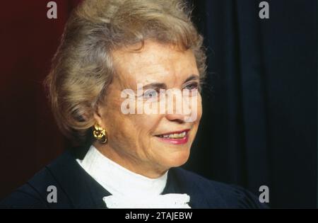 **PHOTO DE FICHIER** Sandra Day O'Connor est décédée. Sandra Day O'Connor, juge associée de la Cour suprême des États-Unis, pose pour une « photo de classe » avec tous les juges de la Cour suprême des États-Unis, prise à la Cour suprême des États-Unis à Washington, DC le 3 décembre 1993. Crédit : Ron Sachs/CNP/MediaPunch Banque D'Images