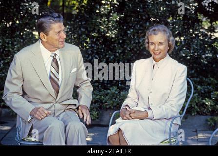 **PHOTO DE FICHIER** Sandra Day O'Connor est décédée. Président des États-Unis Ronald Reagan, à gauche, et son candidat comme juge adjoint de la Cour suprême pour remplacer Potter Stewart qui a pris sa retraite, la juge Sandra Day O'Connor, à droite, de la Cour d'appel de l'Arizona, pose pour les photographes dans la roseraie de la Maison Blanche à Washington, DC le 15 juillet 1981. Le juge O'Connor est à Washington pour recueillir le soutien pour sa confirmation. Crédit : Arnie Sachs/CNP/MediaPunch Banque D'Images