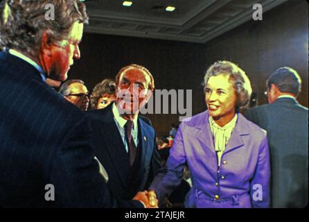 **PHOTO DE FICHIER** Sandra Day O'Connor est décédée. Juge Sandra Day O'Connor, de la Cour d'appel de l'Arizona, nommé par le président des États-Unis Ronald Reagan comme juge associé de la Cour suprême pour remplacer Potter Stewart qui a pris sa retraite, à droite, est accueilli par le sénateur américain Ted Kennedy (démocrate du Massachusetts), à gauche, comme sénateur américain Strom Thurmond (républicain de Caroline du Sud), Center, regarde Prior's sur son témoignage devant le Comité judiciaire du Sénat américain pour son audience de confirmation à Washington, DC le 9 septembre 1981. Le juge O'Connor est la première femme nommée pour un siège au TH Banque D'Images