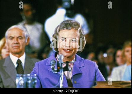 **PHOTO DE FICHIER** Sandra Day O'Connor est décédée. La juge Sandra Day O'Connor, de la Cour d'appel de l'Arizona, désignée par le président des États-Unis Ronald Reagan comme juge associé de la Cour suprême pour remplacer Potter Stewart qui a pris sa retraite, témoigne devant le Comité judiciaire du Sénat américain pour son audience de confirmation à Washington, DC le 9 septembre 1981. Le juge O'Connor est la première femme nommée à un siège à la Cour suprême des États-Unis. Crédit : Joe Silverman/CNP/MediaPunch Banque D'Images