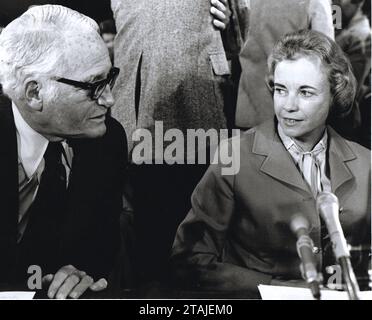 **PHOTO DE FICHIER** Sandra Day O'Connor est décédée. La juge Sandra Day O'Connor, à droite, de la Cour d'appel de l'Arizona, désignée par le président des États-Unis Ronald Reagan comme juge associée de la Cour suprême pour remplacer Potter Stewart qui a pris sa retraite, est présentée au Comité judiciaire du Sénat américain pour son audience de confirmation par le sénateur américain Barry M. Goldwater (républicain de l'Arizona) à Washington, DC le 9 septembre 1981. Le juge O'Connor est la première femme nommée à un siège à la Cour suprême des États-Unis. Crédit : Joe Silverman/CNP/MediaPunch Banque D'Images