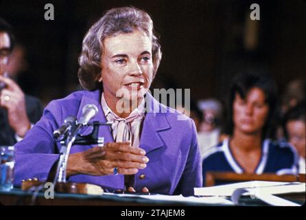 **PHOTO DE FICHIER** Sandra Day O'Connor est décédée. La juge Sandra Day O'Connor, de la Cour d'appel de l'Arizona, désignée par le président des États-Unis Ronald Reagan comme juge associé de la Cour suprême pour remplacer Potter Stewart qui a pris sa retraite, témoigne devant le Comité judiciaire du Sénat américain pour son audience de confirmation à Washington, DC le 9 septembre 1981. Le juge O'Connor est la première femme nommée à un siège à la Cour suprême des États-Unis. Crédit : Joe Silverman/CNP/MediaPunch Banque D'Images