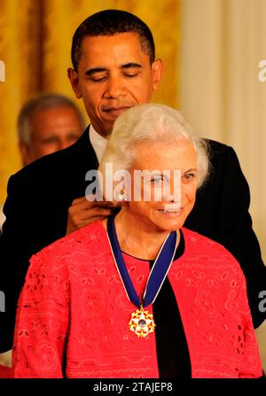 **PHOTO DE FICHIER** Sandra Day O'Connor est décédée. Washington, DC - 12 août 2009 -- le président des États-Unis Barack Obama présente à l'ancienne juge de la Cour suprême des États-Unis Sandra Day O'Connor la Médaille de la liberté 2009, la plus haute distinction civile des États-Unis, dans la salle est de la Maison Blanche à Washington, DC, États-Unis, le 12 août 2009. Crédit : Mike Theiler/CNP/MediaPunch Banque D'Images