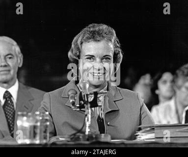 **PHOTO DE FICHIER** Sandra Day O'Connor est décédée. La juge Sandra Day O'Connor, de la Cour d'appel de l'Arizona, désignée par le président des États-Unis Ronald Reagan comme juge associé de la Cour suprême pour remplacer Potter Stewart qui a pris sa retraite, témoigne devant le Comité judiciaire du Sénat américain pour son audience de confirmation à Washington, DC le 9 septembre 1981. Le juge O'Connor est la première femme nommée à un siège à la Cour suprême des États-Unis. Crédit : Joe Silverman/CNP/MediaPunch Banque D'Images