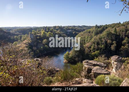 Une vue de paysage regardant vers le bas de la rivière Sedelle avec les ruines du fort près de Crozant, Creuse, France avec des rochers au premier plan. Banque D'Images