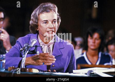 **PHOTO DE FICHIER** Sandra Day O Connor est décédée. La juge Sandra Day O Connor, de la Cour d'appel de l'Arizona, désignée par le président des États-Unis Ronald Reagan comme juge associée de la Cour suprême pour remplacer Potter Stewart qui a pris sa retraite, témoigne devant le Comité judiciaire du Sénat américain pour son audience de confirmation à Washington, DC le 9 septembre 1981. Le juge O Connor est la première femme nommée à un siège à la Cour suprême des États-Unis. Copyright : xCNPx/xMediaPunchx crédit : Imago/Alamy Live News Banque D'Images