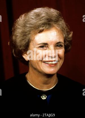 **PHOTO DE FICHIER** Sandra Day O Connor est décédée. Sandra Day O Connor, juge adjointe de la Cour suprême des États-Unis, pose pour une photo lors d'une séance photo à la Cour suprême des États-Unis à Washington, DC, le mardi 11 septembre 1990. O Connor, la première femme à servir en tant que juge associée, a été nommée en 1981 par le président américain Ronald Reagan. Copyright : xAgencyxPoolxphotoxC1990xRobertxTrippettxfromxConsolidatedxNewsxPhotosxAllxRightsxReservedx crédit : Imago/Alamy Live News Banque D'Images