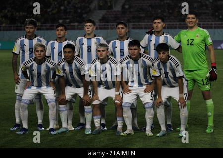 Surakarta, Java central, Indonésie. 1 décembre 2023. L'équipe nationale Argentine s'aligne avant le match de la coupe du monde U-17 de la FIFA pour la 3e place entre l'Argentine et le Mali au stade Manahan. (Image de crédit : © Angga Budhiyanto/ZUMA Press Wire) USAGE ÉDITORIAL SEULEMENT! Non destiné à UN USAGE commercial ! Banque D'Images