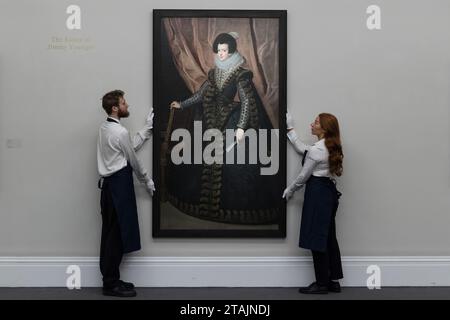 Londres, Royaume-Uni. 01 décembre 2023. LONDRES, ROYAUME-UNI - 01 DÉCEMBRE 2023 : les techniciens regardent une peinture de Diego Rodriguez de Silva y Velazquez, Portrait d'Isabel de Borbon, Reine d'Espagne, en longueur, d'une valeur d'environ 35 millions de dollars qui sera offert lors d'une vente aux enchères chez Sotheby's New York en février 2024 lors d'un photocall à la maison de vente aux enchères Sotheby's à Londres, Royaume-Uni le 01 décembre 2023. (Photo de Wiktor Szymanowicz/NurPhoto) crédit : NurPhoto SRL/Alamy Live News Banque D'Images