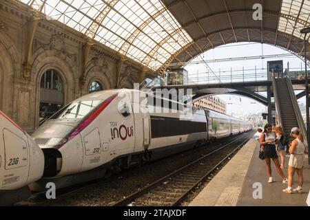 Quai avec TGV & attente passager / passager à la gare Nice-ville / Gare de Nice AKA Gare Nice-Thiers (Gare de Nice-Thiers). France. (135) Banque D'Images