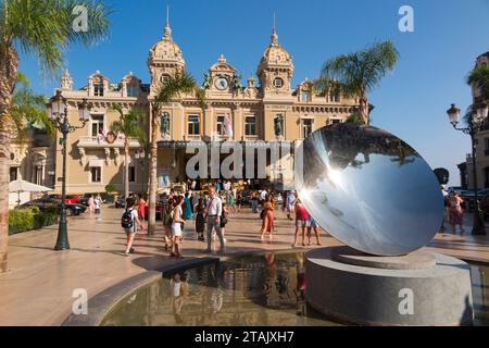 Extérieur du Monte Carlo / Monte-Carlo Casino avec sculpture de miroir concave, le 'Sky Mirror' par Anish Kapoor, en acier inoxydable poli. Monaco. (135) Banque D'Images