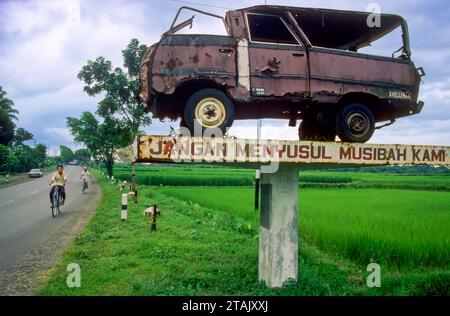 Indonésie, Java. Accident de voiture avertissant les gens de conduire prudemment. Banque D'Images