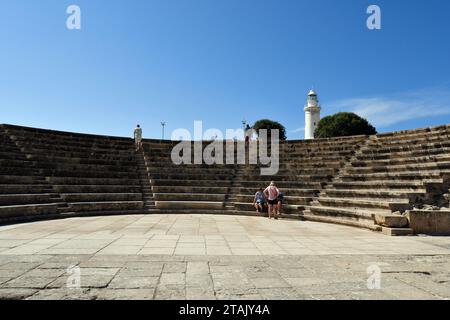 Paphos, Chypre - 02 octobre 2023 : touristes non identifiés à l'amphithéâtre de l'Odéon et à la Lithghouse de Paphos dans la zone archéologique de Kato Paphos - UNESCO Banque D'Images