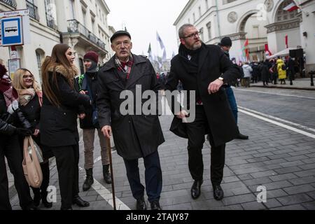 Janusz Korwin-Mikke et Grzegorz Braun, deux dirigeants du parti politique Confédération (Konfederacja), assistent à la manifestation anti-OMS à Varsovie. Des centaines de personnes ont assisté à une manifestation à Varsovie contre l'OMS le 1 décembre - le dernier jour où la Pologne peut s'opposer aux amendements au Règlement sanitaire international (RSI 2005). Les organisateurs affirment qu'après les amendements au RSI 2005, l'Organisation mondiale de la Santé sera transformée en un « super-ministère de la Santé », et que le Directeur général DE L'OMS aura le pouvoir de prendre des décisions affectant directement les politiques de santé des États membres, ainsi que le sc Banque D'Images