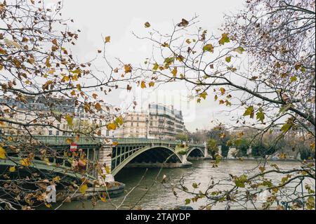 Paris, France. 24 novembre 2023. Quai de Tournelle, le long de la Seine, vue sur le pont de Tournelle. Illustration de Paris, de la ville, des monuments, des chantiers, des habitants, et bien plus encore. France, Paris le 24 novembre 2024. Photo de Patricia Huchot-Boissier/ABACAPRESS.COM crédit : Abaca Press/Alamy Live News Banque D'Images