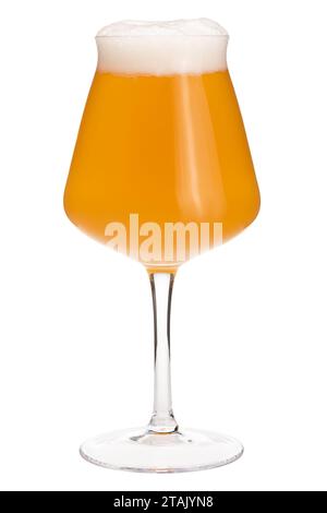 Verre Tiku à pied en forme de tulipe conçu pour une bière artisanale remplie de smoothie bière aigre brumeuse isolée sur fond blanc Banque D'Images