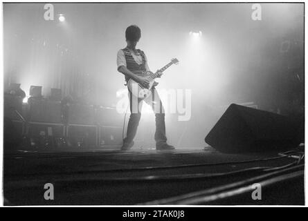 STONE ROSES, JOHN SQUIRE, GUITARE, 1994 : John Squire des Stone Roses jouant au Newport Centre à Newport, pays de Galles, Royaume-Uni en tournée pour promouvoir leur single Love Spreads et leur album second Coming, le 4 décembre 1994. Photo : Rob Watkins Banque D'Images