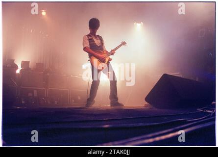 STONE ROSES, JOHN SQUIRE, GUITARE, 1994 : John Squire des Stone Roses jouant au Newport Centre à Newport, pays de Galles, Royaume-Uni en tournée pour promouvoir leur single Love Spreads et leur album second Coming, le 4 décembre 1994. Photo : Rob Watkins Banque D'Images