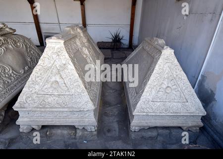 Larnaca, Chypre - 30 septembre 2023 : sarcophages joliment décorés dans l'église médiévale de Saint Lazare dans la partie sud chypriote de l'île Banque D'Images