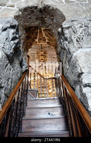 Larnaca, Chypre - 30 septembre 2023 : escalier dans l'ancienne église médiévale de Saint Lazare dans la partie sud chypriote de l'île Banque D'Images