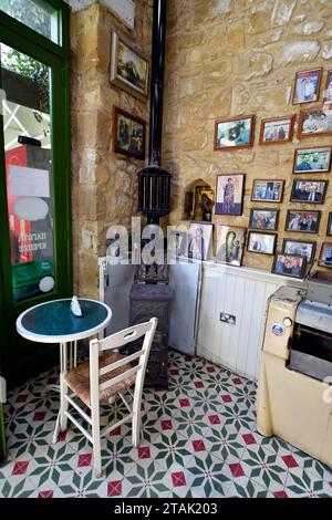 Lefkosia, Chypre - 30 septembre 2023 : intérieur avec vieux four et photos dans un café sur la ligne verte Banque D'Images