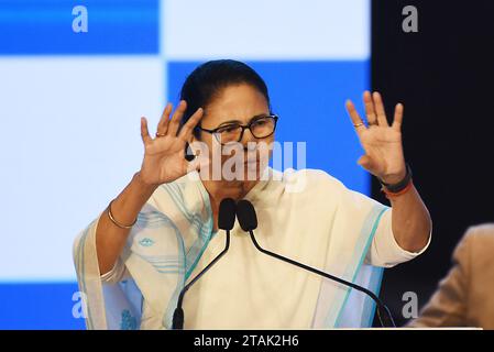 Kolkata, Inde. 22 novembre 2023. 22 novembre 2023, Kolkata, Inde : Mamata Banerjee, ministre en chef du Bengale occidental, prononce un discours lors du Bengale Global Business Summit (BGBS). Le 22 novembre 2023 à Kolkata, en Inde (photo de Dipa Chakraborty /Eyepix Group/Sipa USA) crédit : SIPA USA/Alamy Live News Banque D'Images