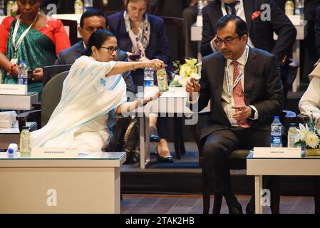 Kolkata, Inde. 22 novembre 2023. 22 novembre 2023, Kolkata, Inde : Mamata Banerjee, ministre en chef du Bengale occidental et président de l'ITC, Sanjiv Puri, lors du Bengale Global Business Summit (BGBS). Le 22 novembre 2023 à Kolkata, en Inde (photo de Dipa Chakraborty /Eyepix Group/Sipa USA) crédit : SIPA USA/Alamy Live News Banque D'Images