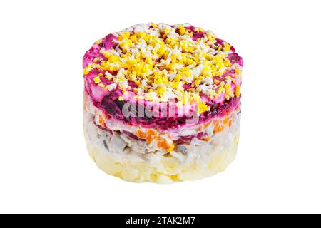 Salade stratifiée avec hareng, betteraves, carottes, oignons, pommes de terre et œufs isolés sur blanc Banque D'Images