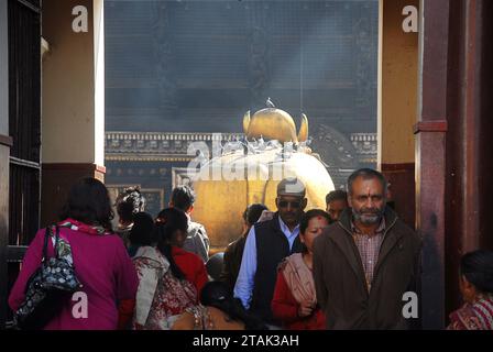 Le festival de Bala Chaturdashi est une célébration au Népal qui a lieu au temple Pashupatinath près de Katmandou chaque année à la fin novembre ou au début décembre. Les pèlerins hindous de tout le Népal ainsi que de l'Inde se rassemblent au temple Pashupatinath, qui est considéré comme le temple le plus sacré de Shiva (Pashupati), au Népal. Une veillée toute la nuit par la lumière de petites lampes à mèche marque le début de Bala Chaturdashi. Katmandou, Népal. Banque D'Images