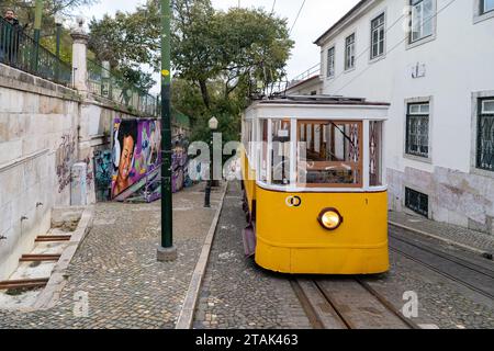 Funiculaire de 140 ans à Lisbonne, autocar jaune, faisant partie du système de transports en commun Banque D'Images