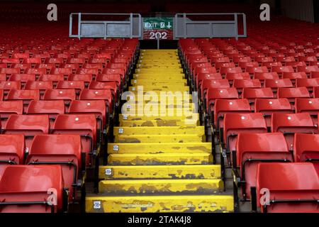 Rangées de sièges dans un stade de football, debout Banque D'Images