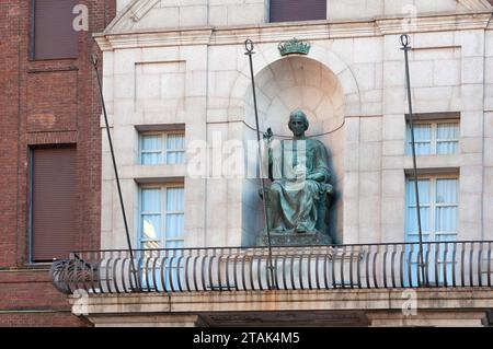 Italie, Lombardie, Milan, Universita Cattolica del Sacro Cuore, Université Catholique du Sacré-cœur, détail façade, Statue Banque D'Images