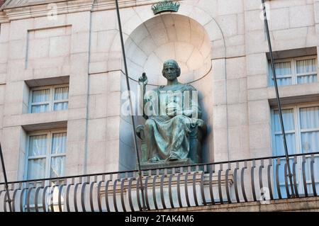 Italie, Lombardie, Milan, Universita Cattolica del Sacro Cuore, Université Catholique du Sacré-cœur, détail façade, Statue Banque D'Images