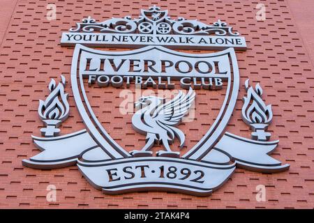 L'écusson de Liverpool sur le mur du stade Anfield Banque D'Images