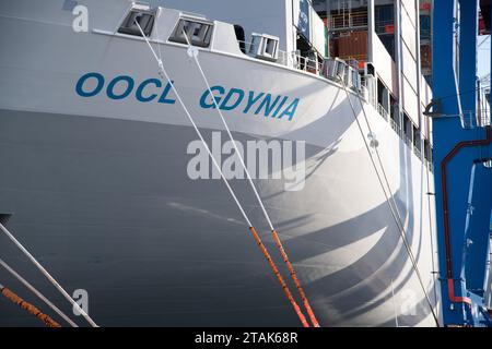 Gdansk, Pologne. 1 décembre 2023. L'un des plus récents et des plus grands porte-conteneurs d'Orient Overseas Container Line, OOCL Gdynia, dans Baltic Hub, ancien terminal de conteneurs Deepwater DCT © Wojciech Strozyk / Alamy Live News Banque D'Images